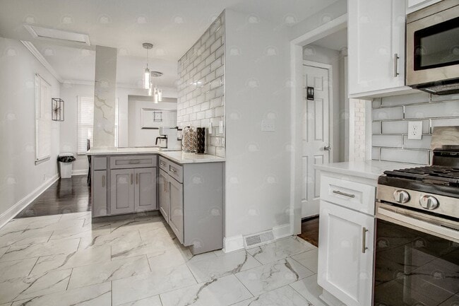 Building Photo - 3-bedroom 3-bathroom w/a loft in historic Pendleton Heights!