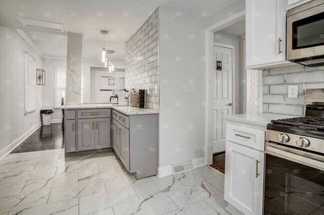 Foto del edificio - 3-bedroom 3-bathroom w/a loft in historic Pendleton Heights!