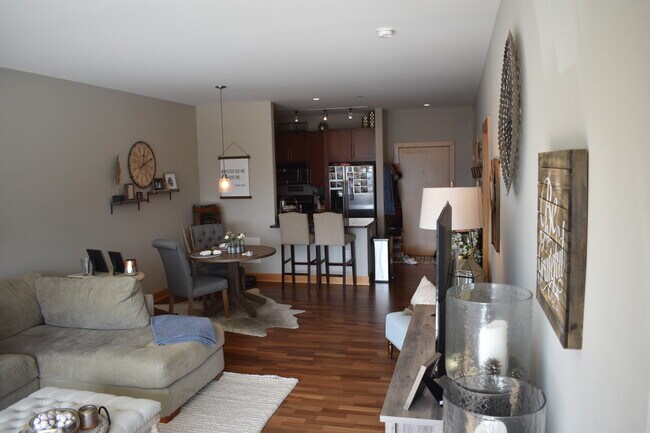 Building Photo - 1550 E Royall Pl