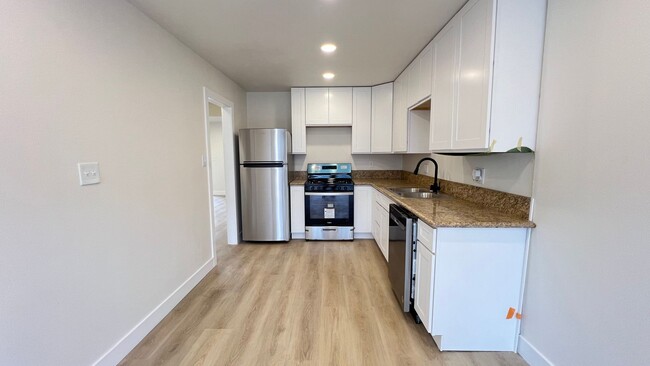 Building Photo - Beautifully Remodeled 1 Bedroom Condo in O...