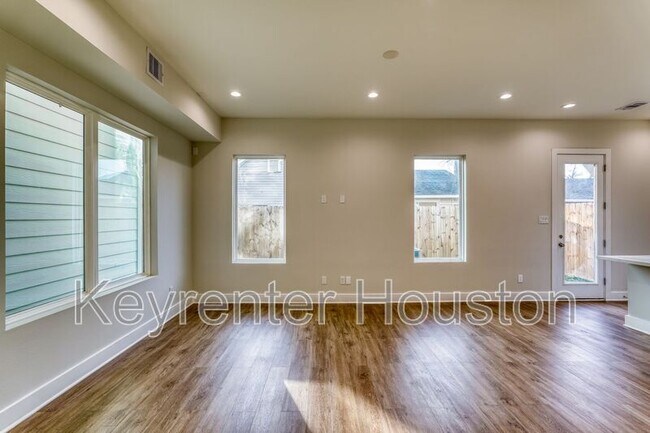 Building Photo - 833 Dorchester St