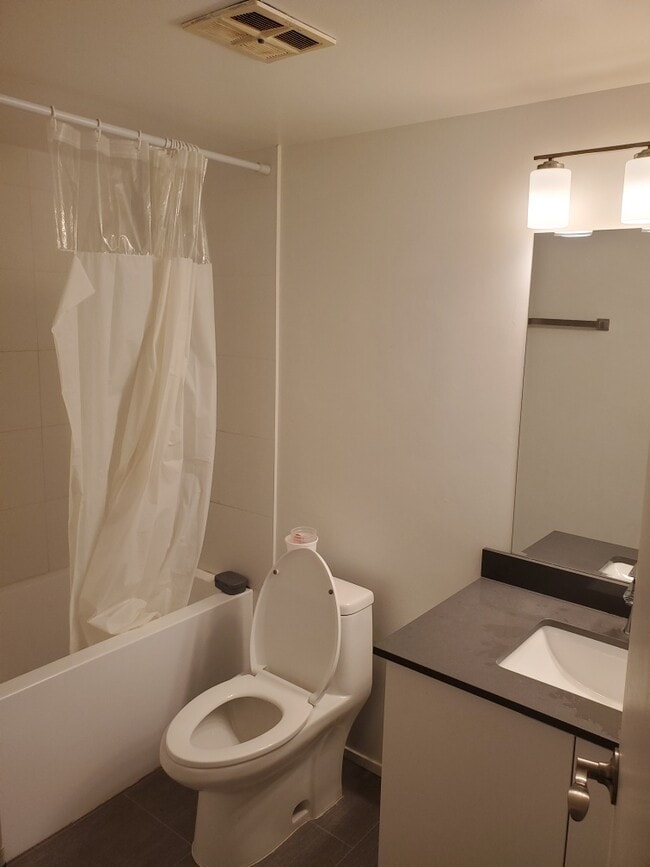 Building Photo - 1480-1480 Boundary Crescent