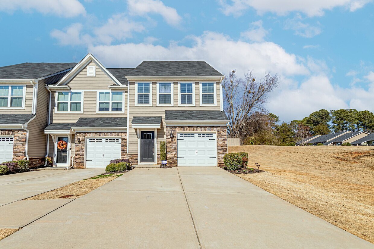 Primary Photo - END UNIT! 3 Bedroom 2.5 Bathroom at Brookw...