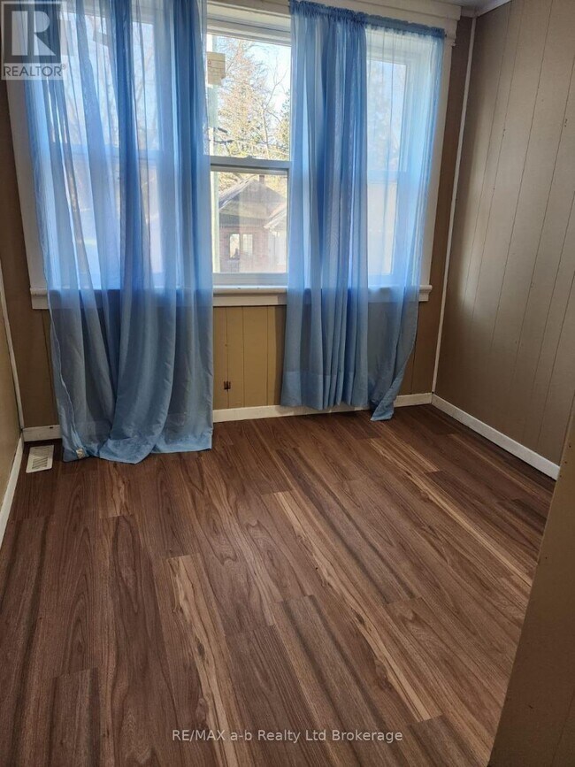 Building Photo - 151 Albert St