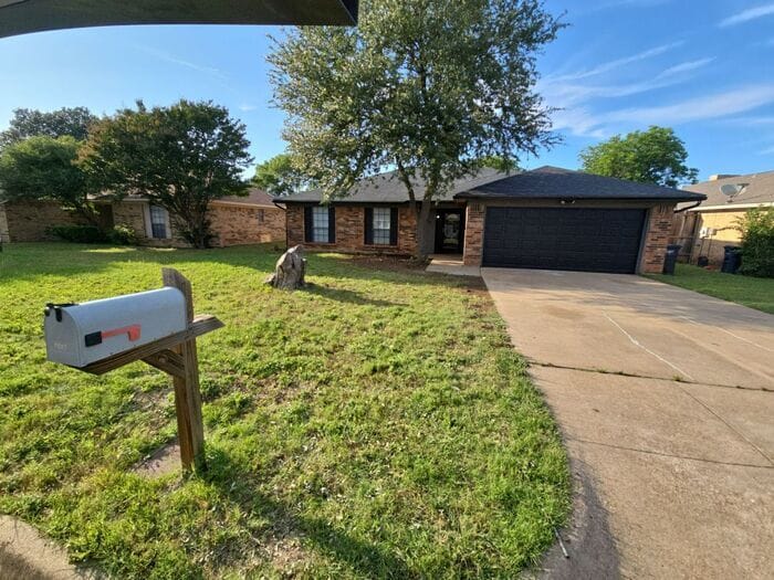 ***Charming Fort Worth 4 Bed 2 Bath w/ Gar... - ***Charming Fort Worth 4 Bed 2 Bath w/ Gar...