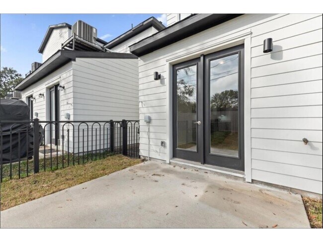 Foto del edificio - 3233 Real St