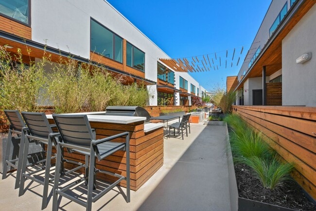 Building Photo - 2002 E 7th St