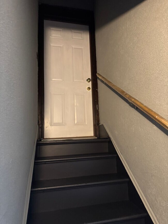 Foto del edificio - 2 bedroom 1 bath second floor unit