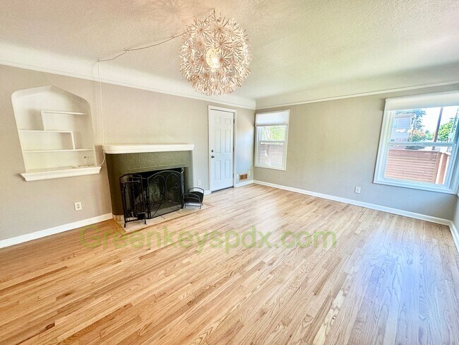Foto del edificio - Huge 4 Bedroom 2 Bath House across from Rose City Golf Course
