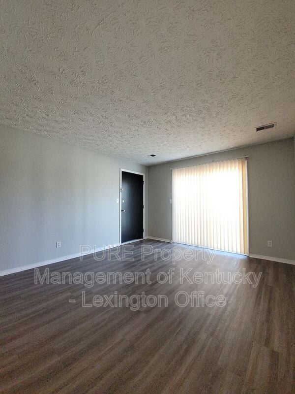 Building Photo - 352 Redding Rd