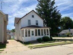 Building Photo - 214 Oak St