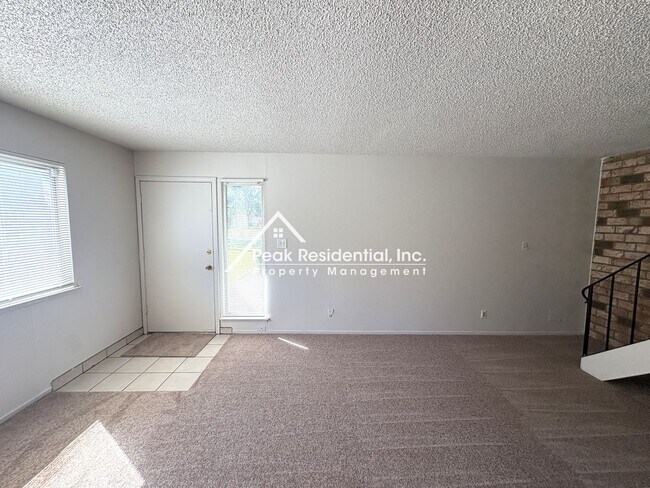 Foto del edificio - Charming 2 bedroom 1 bathroom Apartment!