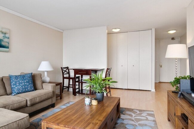 Foto del edificio - 655 W Irving Park Rd