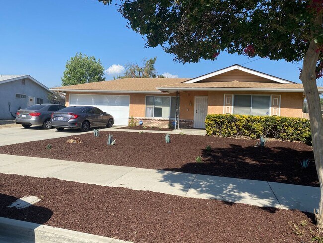 Building Photo - 2 Bedroom 2 bathroom Hemet Home!