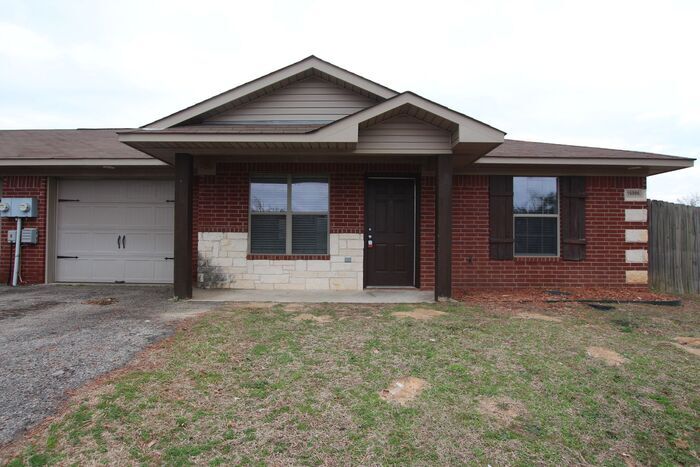 Primary Photo - Available Now! 2 Bedroom Duplex for Rent i...