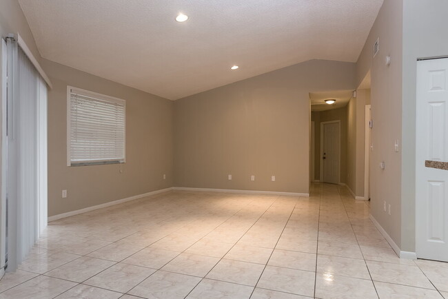 Foto del edificio - 9845 NW 9th Ct