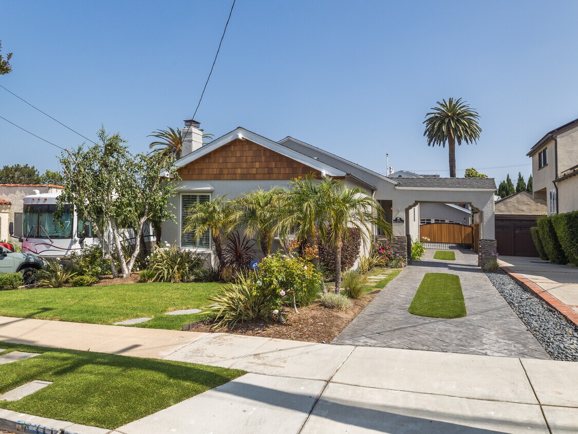 Front - 311 W Oak Ave