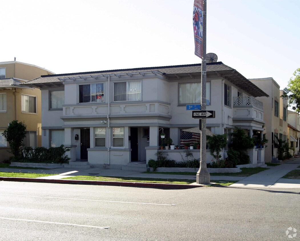 Foto del edificio - 702-708 E 3rd St