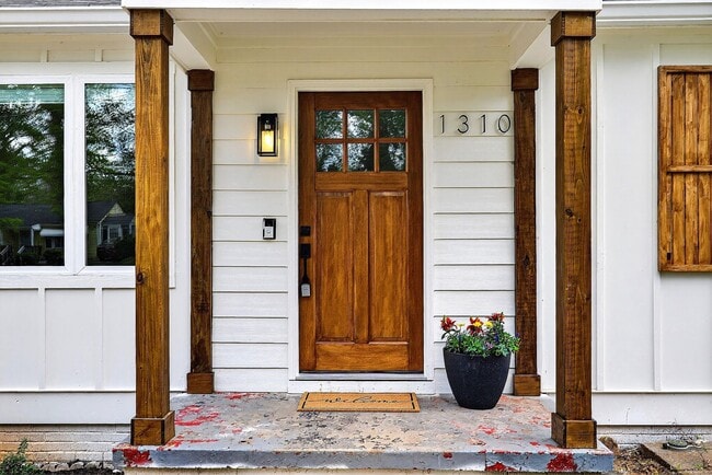 Photo - 1310 Kenilworth Dr SW House