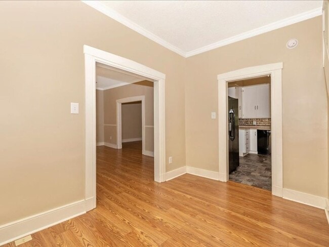 Building Photo - Convenient Location