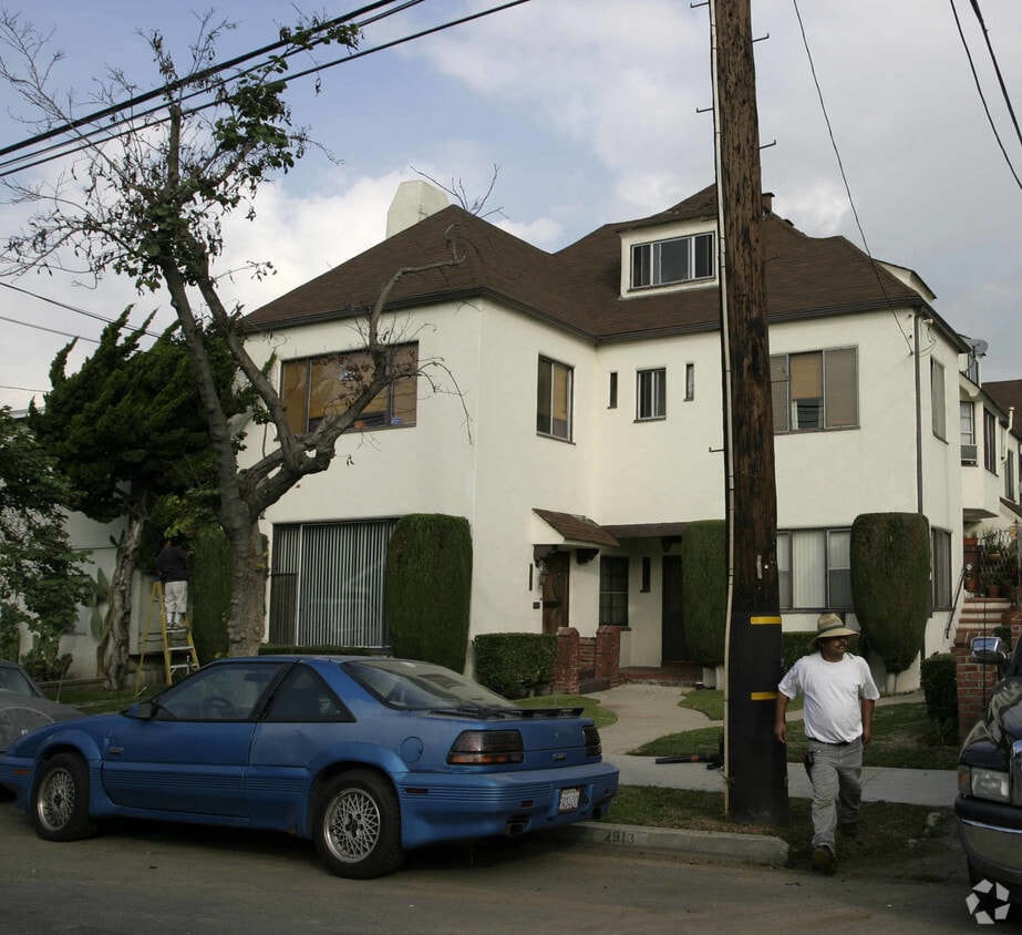 Building Photo - 2913 E 6th St