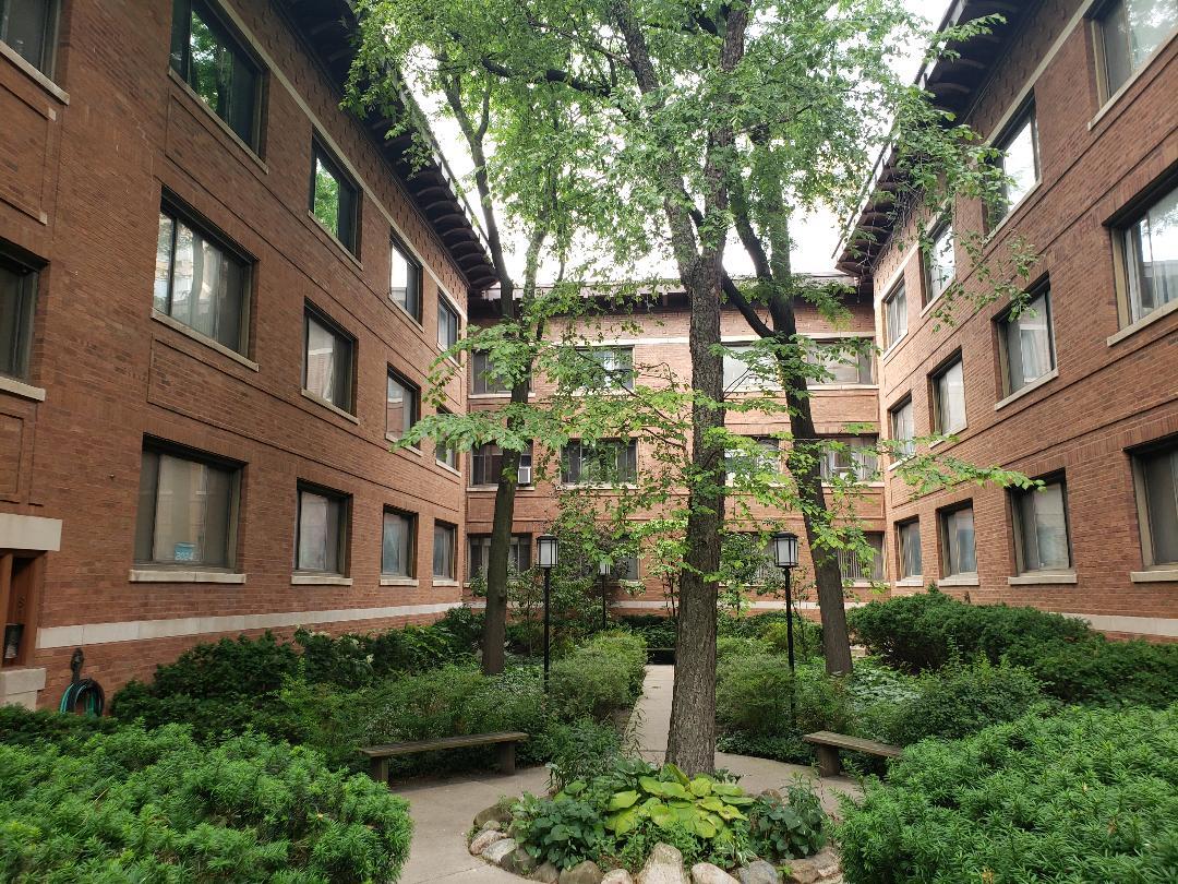 Courtyard view - 812 W Lakeside Pl