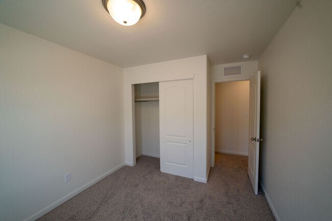 Foto del edificio - Perfect timing for fall semester! 3 Bedroom 1 1/2 Bath Townhome with Garage