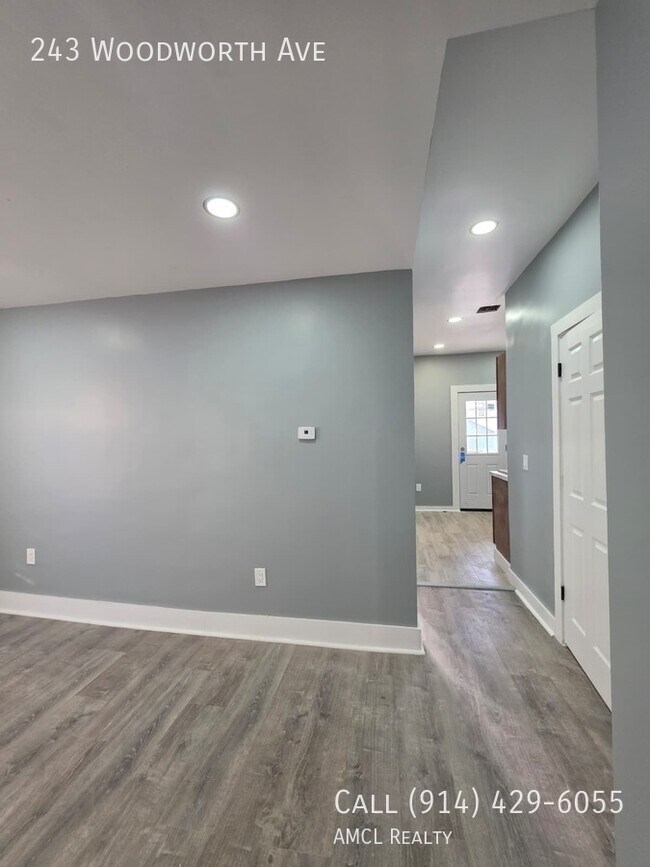 Foto del edificio - 243 Woodworth Ave