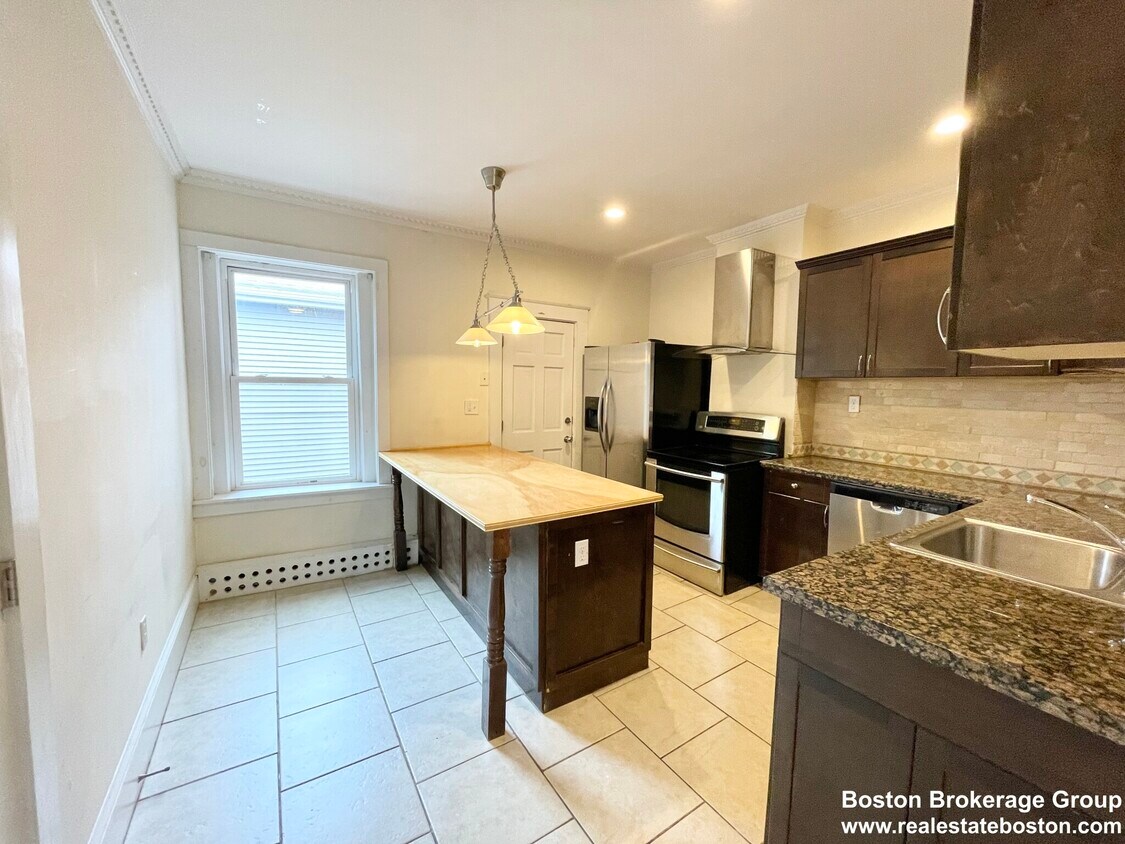 Building Photo - 90 L St