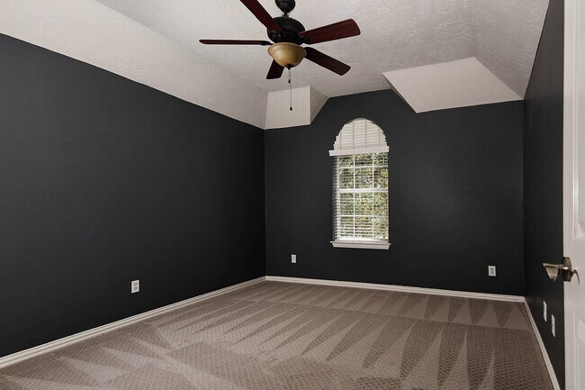 Foto del edificio - 27 Bluff Creek Pl