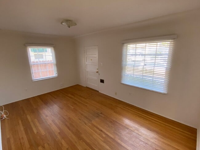 Building Photo - 4570 Winona Ave