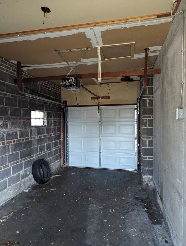 Building Photo - Gorgeous 4 Bed 2 Bath Rent Ready Home!