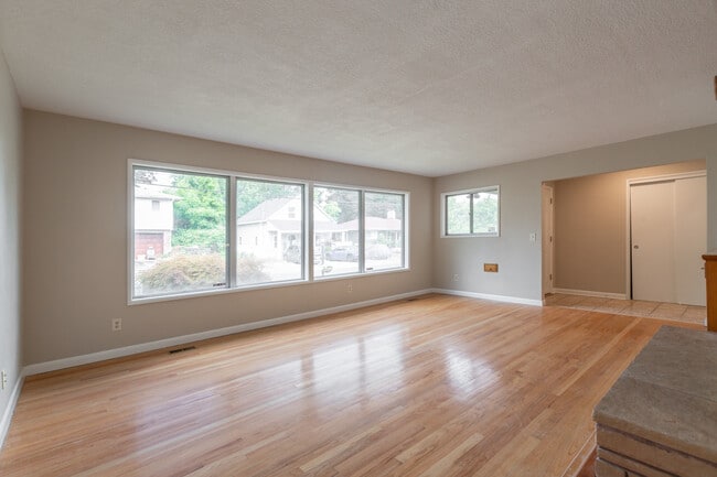 Building Photo - 3728 SE 49th Ave