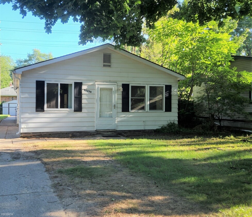 3 br, 1 bath House 27250 Shiawassee Rd House Rental in Southfield