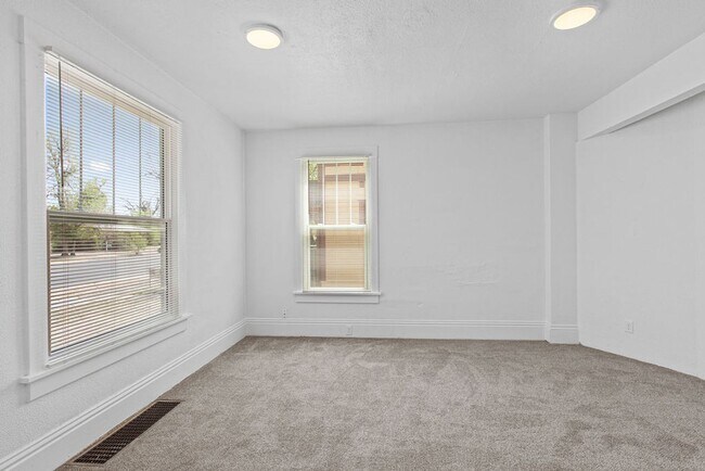 Foto del edificio - 8 Bedroom Home with 3 Kitchens Near UNC - Available as a single home or 2 separate units.