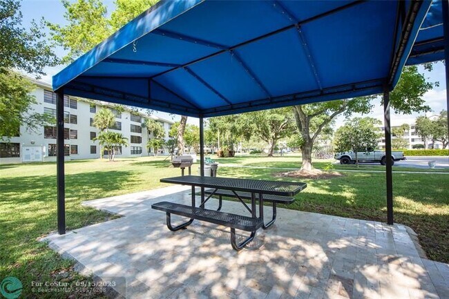 Foto del edificio - 1715 Whitehall Dr