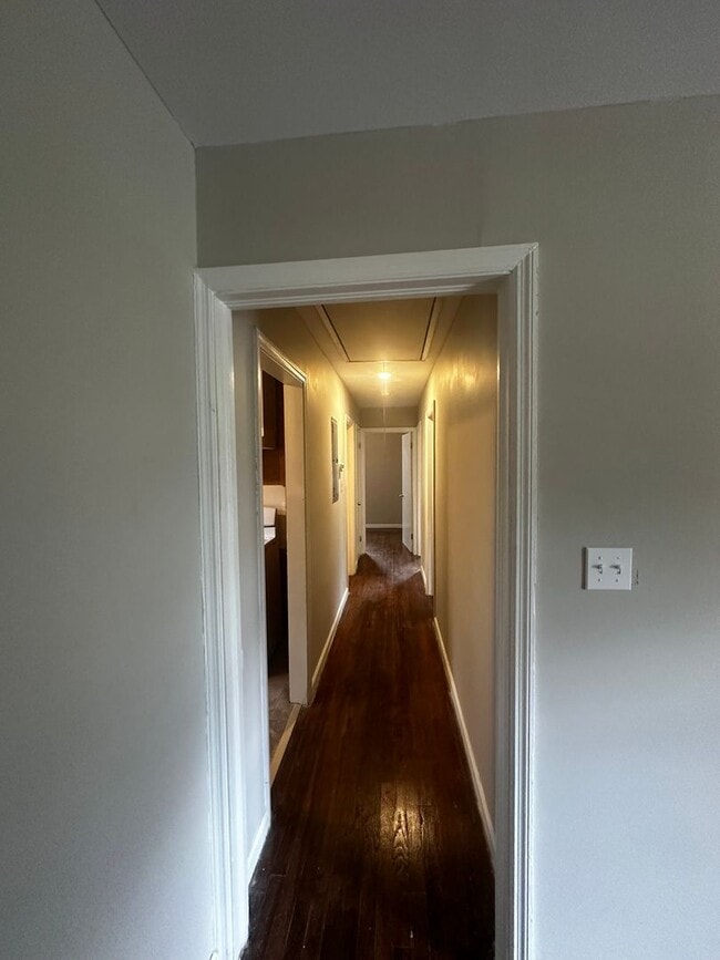 Building Photo - Very spacious 3bed/1bath home!