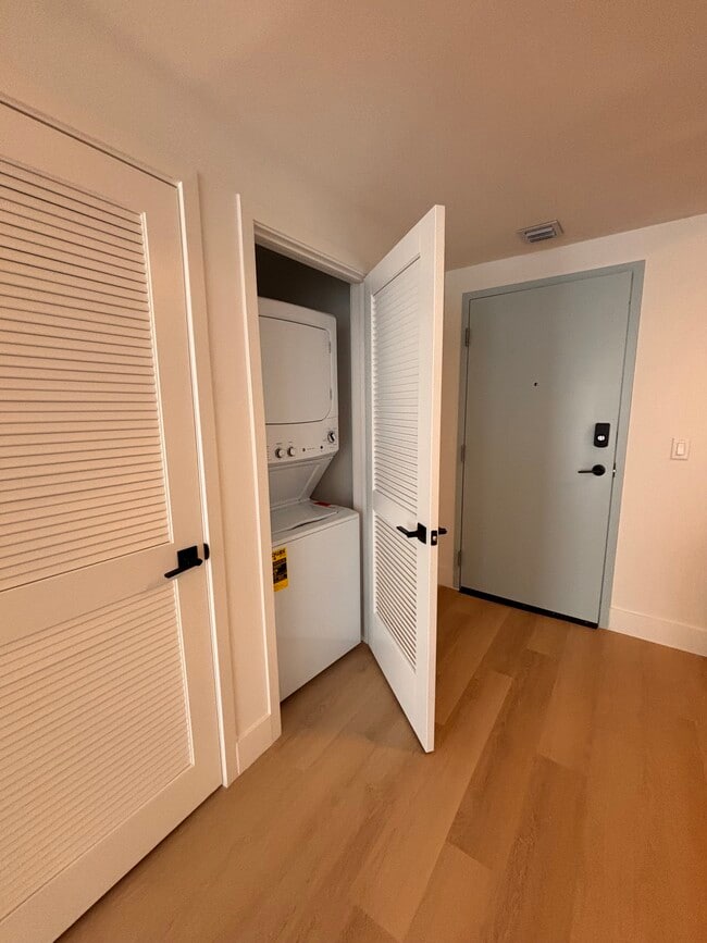 Building Photo - 1541 Van Buren St