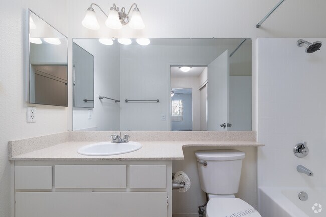 1 habitación, 1 baño - 716 pies cuadrados - Baño - 55+ Senior Living at Quail Creek Apartments