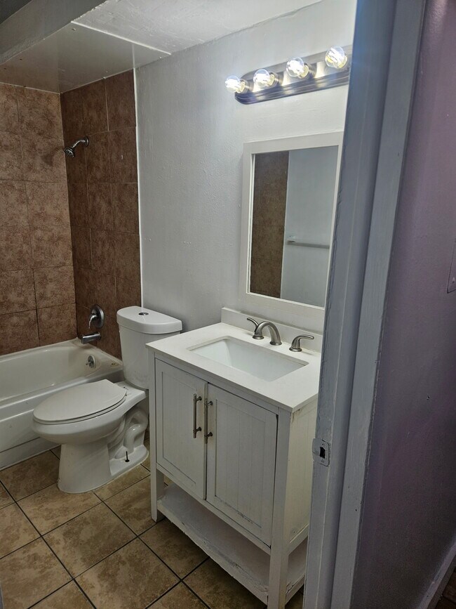 Foto del edificio - 741 N Riverside Dr