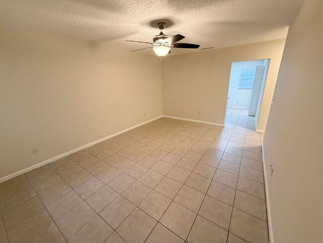 Foto del edificio - 2-bedroom, 1-bath half-duplex is move-in ready