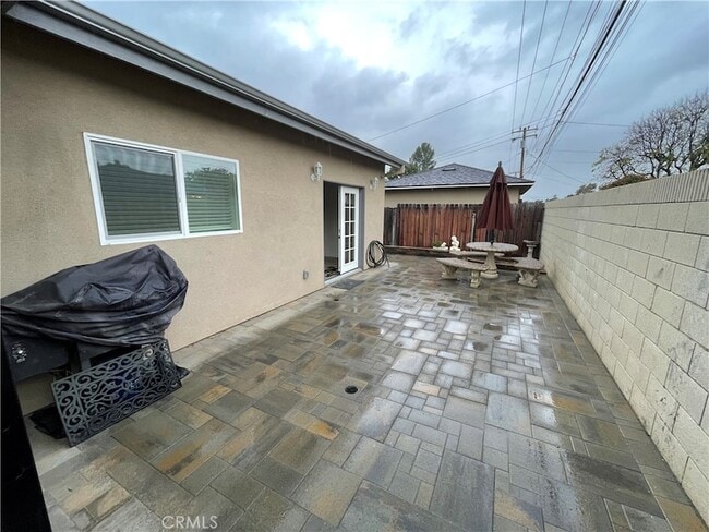 Building Photo - 215 E 2nd St