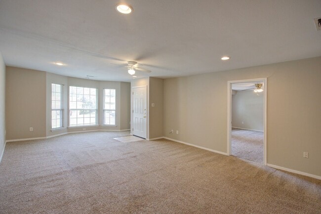 Building Photo - Coming Mid-August! 4 Bd, 2 Ba | N. Arlington