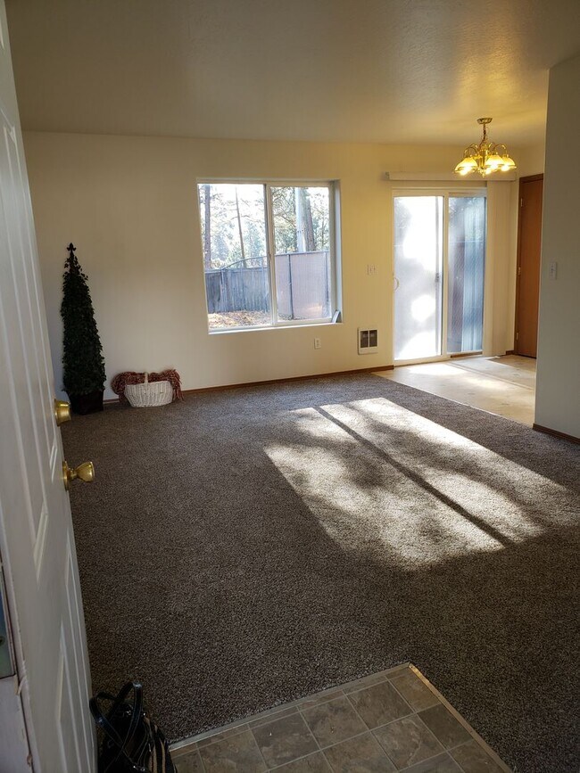 Foto del edificio - 3 bed 1.5 bath Duplex with fenced yard