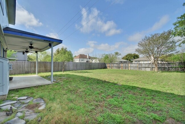 Foto del edificio - 1609 Lantern Light Dr