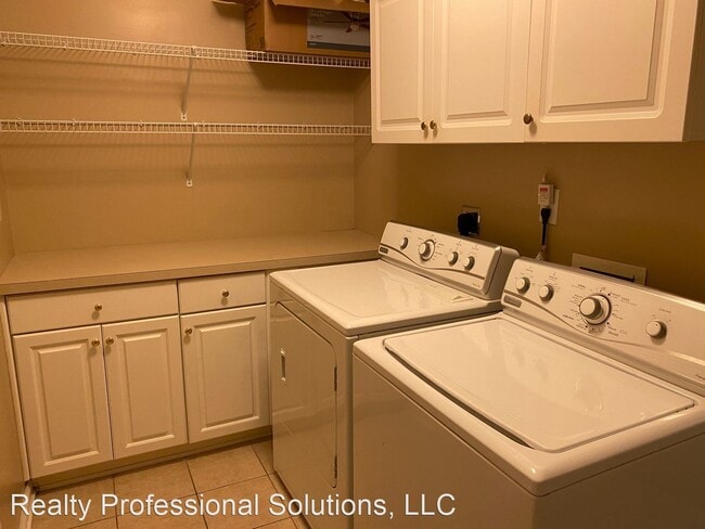Building Photo - 4 br, 2 bath House - 2351 Young Farm Place