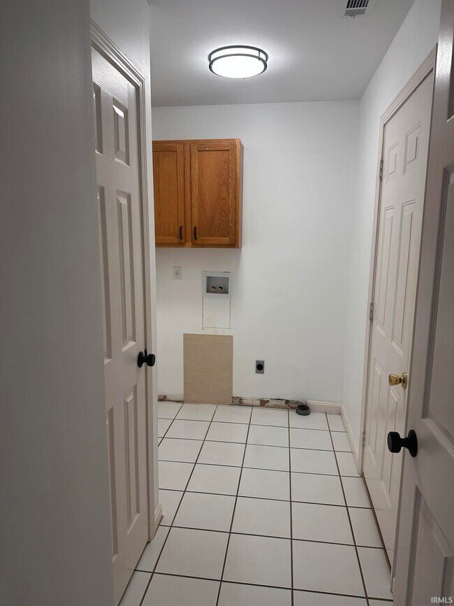 Building Photo - 3500 Carmona Dr