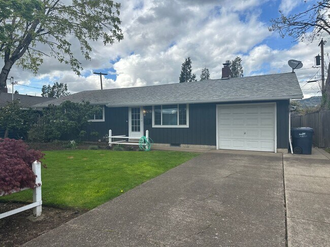 Building Photo - 3 bed, 1 bath house in a great neighborhood!