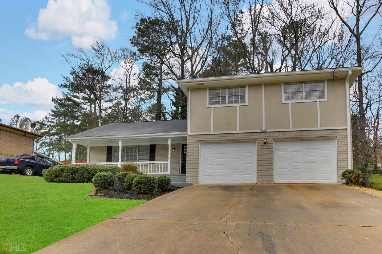 Primary Photo - 2236 Chestnut Hill Cir