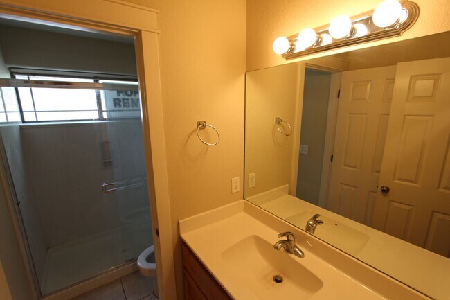 Foto del edificio - Spacious 3BR home Near NAU | New Carpet + Parking for 3 Vehicles